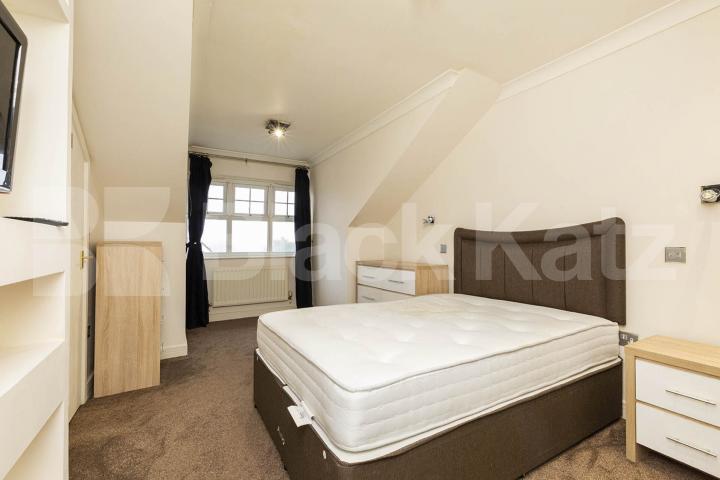 Located within a well kept purpose built building and close to amenities  Osier Crescent, Muswell Hill